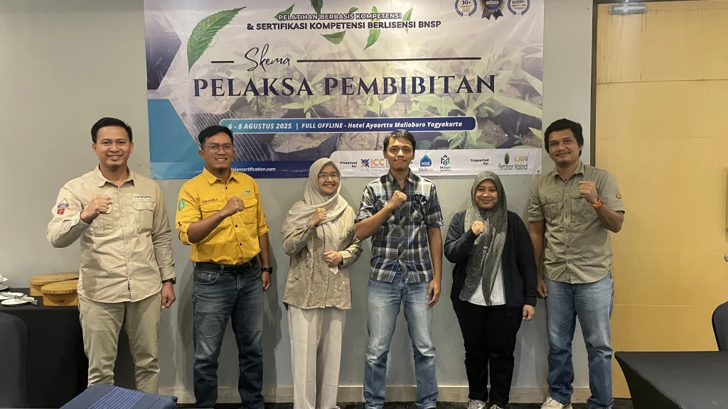 Peserta pelatihan dan Sertifikasi Pelaksana Pembibitan berfoto bersama setelah mengikuti program sertifikasi kompetensi BNSP di Yogyakarta dengan tema pengembangan kompetensi pembibitan tanaman.