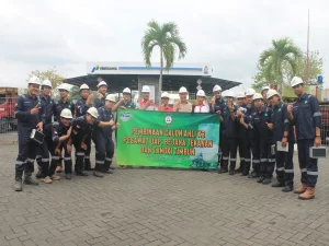Peserta pelatihan ahli K3 PUBT berfoto bersama di lokasi praktik industri dengan mengenakan APD lengkap dalam program pembinaan pesawat uap, bejana tekan, dan tangki timbun di Yogyakarta