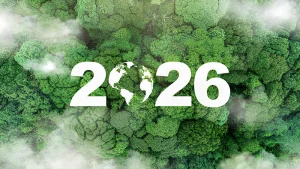 Ilustrasi angka 2026 dengan latar hutan hijau lebat dari tampak atas dan siluet bumi di tengah, menggambarkan tantangan regulasi lingkungan global di tengah isu deforestasi dan perubahan iklim.