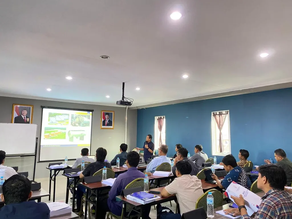 **Alt Text:**
Suasana pelatihan K3 PUBT ASME BPVC hari ke-3 saat instruktur menjelaskan materi ASME BPVC Section II dan pencegahan korosi kepada peserta di ruang kelas
