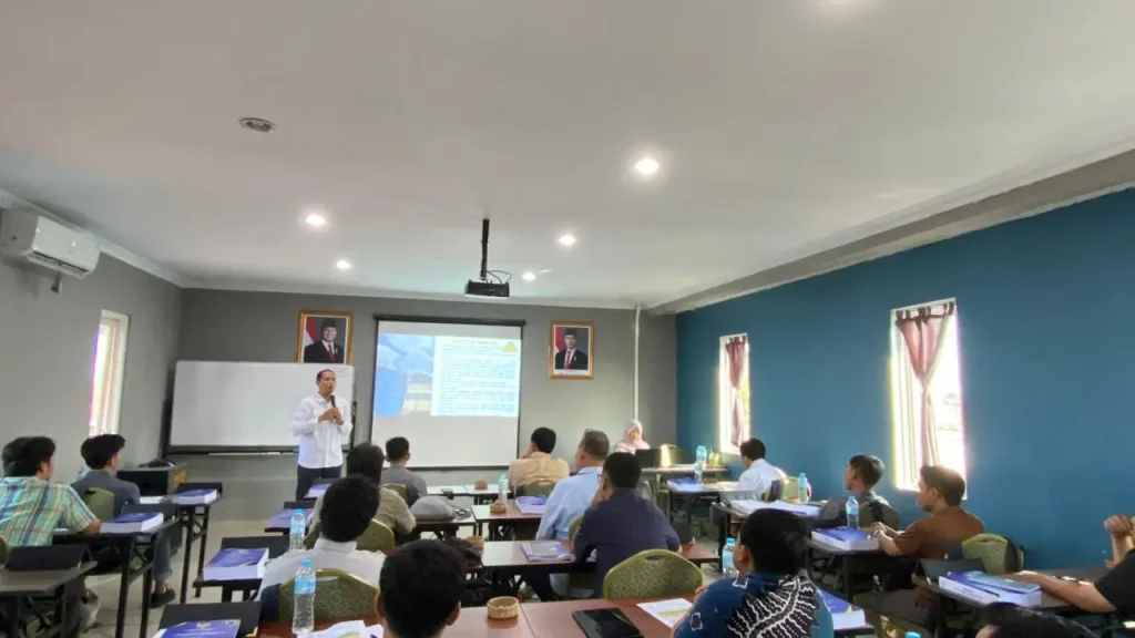 Suasana kelas pelatihan ahli K3 PUBT saat instruktur menyampaikan materi kepada peserta di ruang training dengan presentasi tentang pesawat uap, bejana tekan, dan tangki timbun