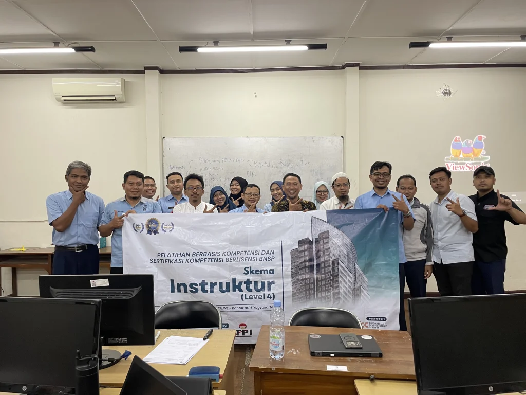 Peserta pelatihan dan sertifikasi metodologi pelatihan berfoto bersama setelah kegiatan pelatihan instruktur level 4 di BLPT Yogyakarta, menampilkan kebersamaan dan keberhasilan program peningkatan kompetensi trainer.