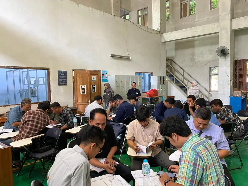 Peserta mengikuti sertifikasi AK3 PUBT dengan serius dalam sesi diskusi dan pengerjaan soal di ruang pelatihan teknis industri.