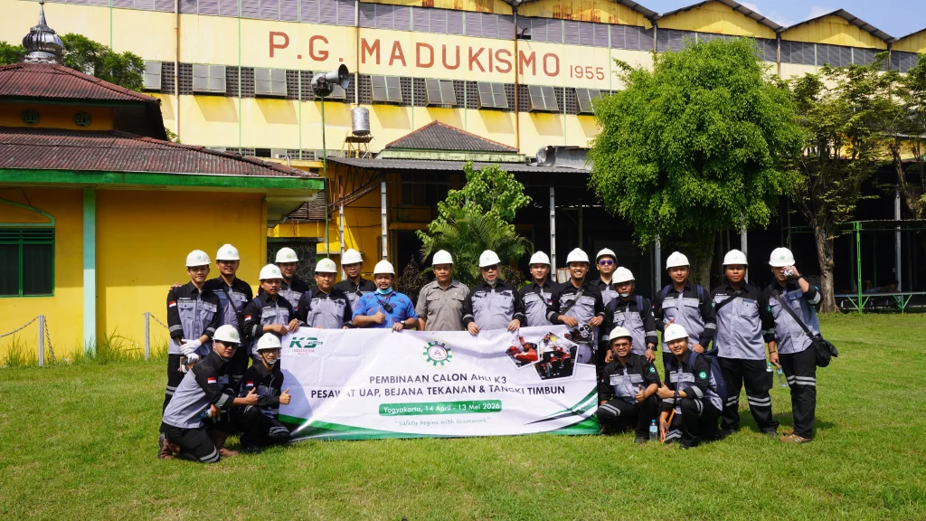Implementasi K3 di Industri melalui kegiatan pembinaan dan praktek lapangan calon Ahli K3 Pesawat Uap, Bejana Tekanan, dan Tangki Timbun di area operasional PG Madukismo Yogyakarta dengan peserta menggunakan APD lengkap dan standar keselamatan kerja industri.