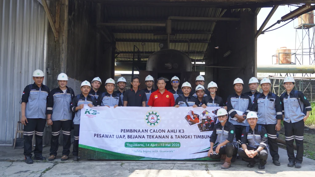 Peserta pelatihan melakukan Kunjungan Industri Sertifikasi Ahli K3 PUBT di area operasional boiler dan bejana tekanan sebagai bagian praktik lapangan pembinaan calon Ahli K3 Pesawat Uap, Bejana Tekanan, dan Tangki Timbun di Yogyakarta.