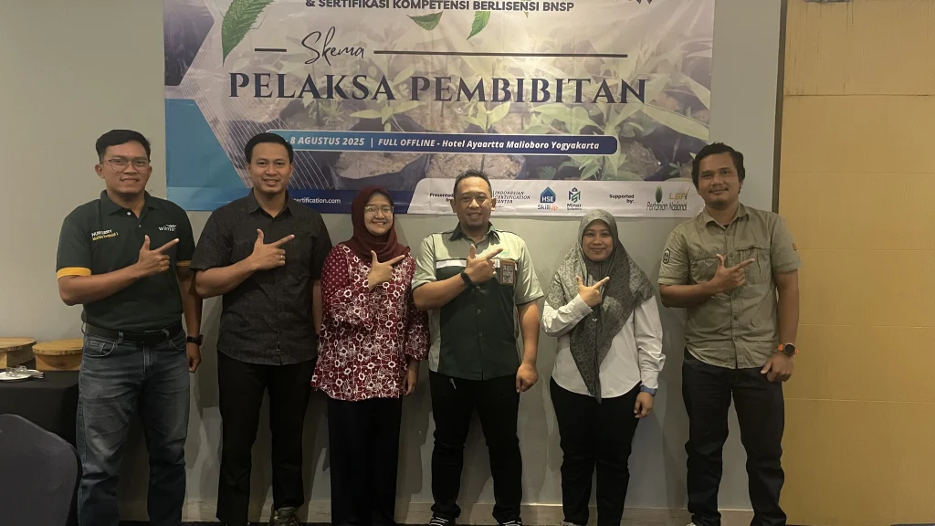 Peserta pelatihan dan Sertifikasi Pelaksana Pembibitan BNSP berfoto bersama pada kegiatan skema pelaksana pembibitan di Hotel Ayaartta Malioboro Yogyakarta tahun 2025.